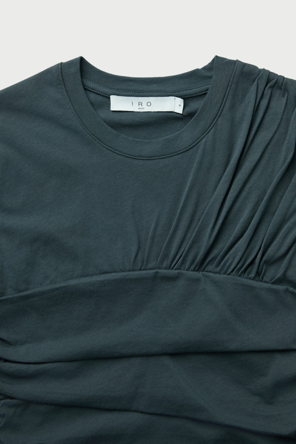 CAROLE(캐롤) 셔링 티셔츠는 여성스러운 실루엣을 연출하는 모던 스타일의 긴소매 티셔츠입니다. 부드러운 저지 소재로 제작되어 편안한 착용감을 선사하며, 라운드넥과 슬림핏 디자인으로 세련된 분위기를 더합니다. 크롭 기장과 셔링 디테일이 특징이며, 다크 그린 컬러가 시크한 매력을 자아냅니다. 데이트룩과 모임룩에 적합하며, 미니멀, 클래식, 시크 스타일을 즐겨 입는 분들께 추천합니다. 레이어드하여 다양한 스타일을 연출할 수 있습니다.
