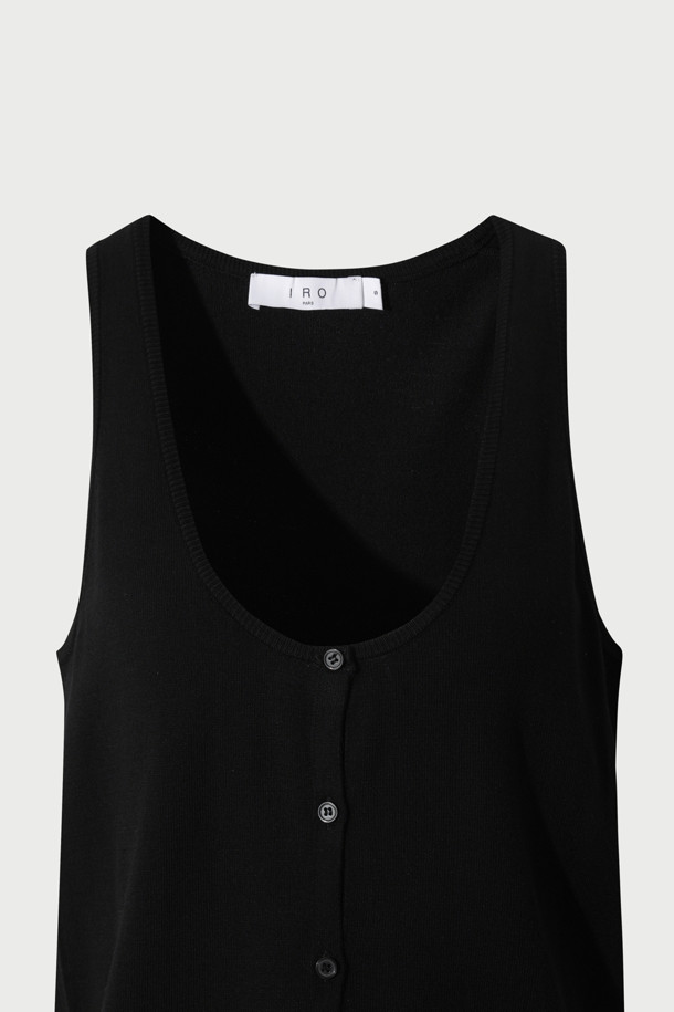 MAURYNE(모린) 버튼 니트 탱크탑은 부드러운 레이온과 폴리에스터 혼방 소재로 제작되어 편안한 착용감을 선사합니다. 라운드넥과 민소매 디자인으로 시원하게 입을 수 있으며, 얇은 두께감으로 봄, 여름철 이너웨어로 활용하기 좋습니다. 베이직한 디자인에 버튼 디테일이 더해져 미니멀, 클래식, 캐주얼 등 다양한 스타일을 연출할 수 있습니다. 데이트룩 또는 모임룩으로 활용하여 여성스러운 매력을 뽐내 보세요.
