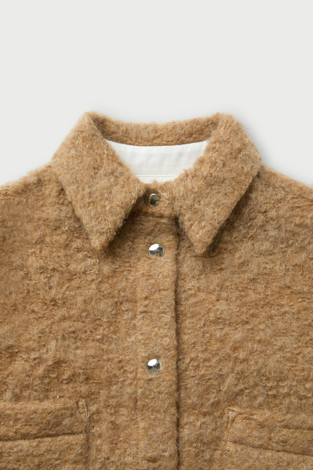 **DOMALSPE (도말스페) 울 셔켓**은 캐주얼, 미니멀, 클래식 스타일을 아우르는 여성 의류입니다. 가을과 겨울에 어울리는 두꺼운 두께감의 셔츠형 아우터로, 부드러운 촉감의 울, 폴리에스터, 아크릴 혼방 소재로 제작되었습니다. 오버핏 디자인에 드롭 숄더, 오버사이즈 포켓 디테일을 더해 편안하면서도 트렌디한 무드를 연출합니다. 베이지 컬러의 무지 디자인이며, 면과 레이온 안감으로 편안한 착용감을 선사합니다. 스냅 버튼 여밈 방식과 크롭 기장, 긴 소매 기장으로 다양한 스타일링이 가능합니다.
