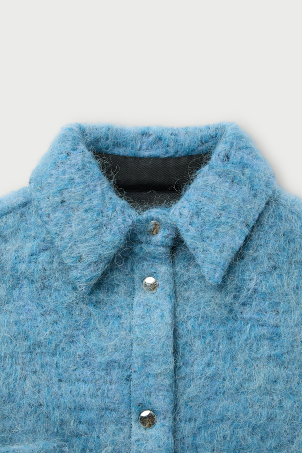 **DOMALSPE(도말스페) 울 셔켓**은 겨울과 가을, 두 계절에 따뜻하게 입을 수 있는 캐주얼 스타일의 셔켓입니다. 부드러운 촉감의 울 부클 소재와 안감(면, 레이온)을 사용하여 편안한 착용감을 선사합니다. 오버핏에 드롭 숄더 디자인으로 트렌디함을 더했으며, 크롭 기장과 오버사이즈 포켓 디테일이 돋보입니다. 스냅 버튼 여밈으로 간편하게 착용 가능하며, 데일리룩, 카페룩, 산책룩 등 다양한 TPO에 활용하기 좋습니다. 톤 다운된 블루 컬러의 무지 디자인으로 미니멀, 클래식 스타일을 즐기는 분들께 추천합니다.
