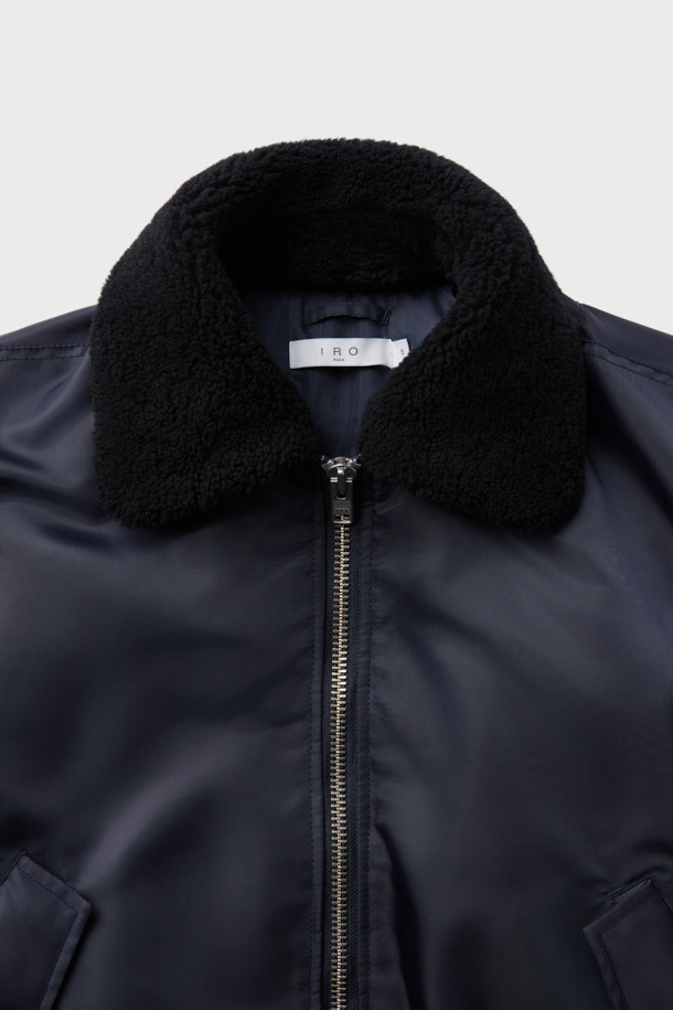 JOLINE(졸린) 퍼 카라 사틴 봄버 재킷은 부드러운 촉감의 폴리에스터, 나일론 혼방 소재로 제작되어 봄 시즌에 적합한 두께감을 제공합니다. 네이비 색상의 무지 디자인에 숏 기장으로, 캐주얼하고 미니멀한 스타일을 연출합니다. 지퍼형 여밈 방식과 레귤러핏 디자인으로 편안한 착용감을 선사하며, 퍼 카라, 사이드 포켓, 소매 및 밑단 립 디테일이 특징입니다. 광택감 있는 소재와 긴 소매, 충전재, 폴리에스터 안감으로 보온성을 더한 항공 점퍼 스타일의 재킷입니다.
