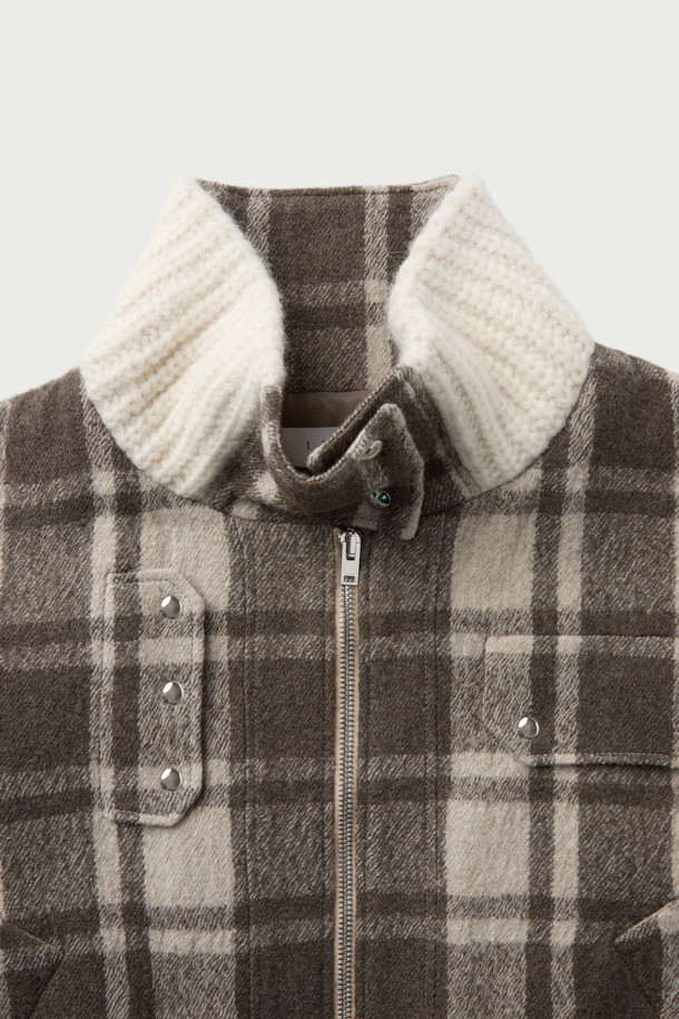 FABRICIA(파브리시아) 니트 카라 체크 점퍼는 가을, 겨울 시즌에 어울리는 여성용 아우터입니다. 브라운과 화이트 컬러의 체크 패턴이 돋보이며, 캐주얼 스타일을 연출하기 좋습니다. 부드러운 모 소재, 레이온과 면 안감으로 제작되어 편안한 착용감을 선사합니다. 루즈핏과 드롭 숄더 디자인으로 여유로운 실루엣을 강조하며, 니트 카라와 집업 여밈 방식으로 포인트를 더했습니다. 사이드 포켓이 있어 실용성을 높인 크롭 기장의 긴소매 점퍼입니다.
