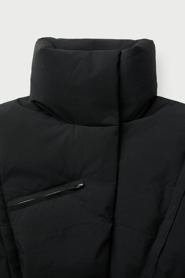 LISSANA(리사나) 빅 카라 다운 점퍼는 추운 겨울, 미니멀하고 시크한 스타일을 연출하고 싶은 여성 고객을 위한 아우터입니다. 블랙 컬러의 무지 디자인에 하이넥 스타일로, 오픈 카라로도 변형하여 다양한 분위기를 낼 수 있습니다. 크롭 기장과 버핏 핏으로 세련된 실루엣을 강조하며, 비대칭 절개 디테일이 돋보입니다. 85% 거위 솜털과 15% 거위 깃털 충전재, 이중 여밈 방식, 사이드 지퍼 포켓으로 보온성과 실용성을 모두 갖춘 두꺼운 다운 점퍼입니다.
