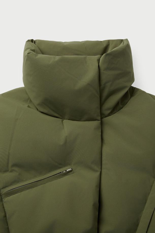 LISSANA(리싸나) 빅 카라 다운 점퍼는 미니멀하고 시크한 스타일을 추구하는 분들을 위한 겨울철 필수 아우터입니다. 카키와 올리브 두 가지 색상으로 출시되어 출근룩은 물론 일상에서도 폭넓게 활용 가능합니다. 하이넥 스타일로, 지퍼와 스냅 버튼으로 여밈이 가능하며, 비대칭 절개 디테일이 돋보입니다. 거위 솜털 85%, 거위깃털 15% 충전재로 뛰어난 보온성을 자랑하며, 사이드 지퍼 포켓으로 실용성을 더했습니다. 오픈 카라 또는 하이넥으로 연출하여 다양한 분위기를 낼 수 있습니다.
