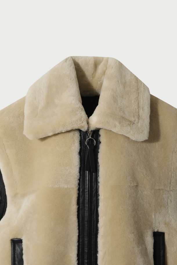 BETHANY (베서니) 시어링 베스트는 여성용 아우터로, 가을과 겨울에 따뜻하게 착용하기 좋은 아이템입니다. 부드러운 양가죽 또는 염소가죽 소재로 제작되어 고급스러운 촉감을 선사하며, 오버핏 디자인과 무지 패턴으로 캐주얼하고 미니멀한 스타일을 연출합니다. 지퍼 여밈 방식과 민소매 디자인으로 실용성을 더했으며, 레이어링하여 다양한 스타일을 소화할 수 있습니다. 모임룩, 데이트룩 등 특별한 날은 물론, 일상에서도 세련된 포인트를 줄 수 있는 베스트입니다.
