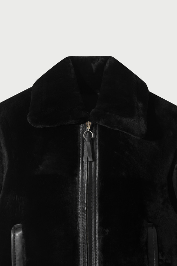 **BETHANY (베서니) 시어링 베스트**는 겨울철 포근함과 스타일을 동시에 만족시키는 아우터입니다. 블랙 컬러의 무지 디자인으로 어떤 스타일에도 쉽게 매치할 수 있으며, 캐주얼, 클래식, 미니멀 룩을 연출하기 좋습니다. 천연 가죽 소재에 오버핏으로 제작되어 편안한 착용감을 선사하며, 두꺼운 두께와 시어링 안감으로 보온성을 높였습니다. 지퍼형 여밈 방식과 민소매 디자인으로 레이어링하여 다양한 스타일을 연출할 수 있으며, 출근룩과 모임룩에 활용하기 좋습니다.
