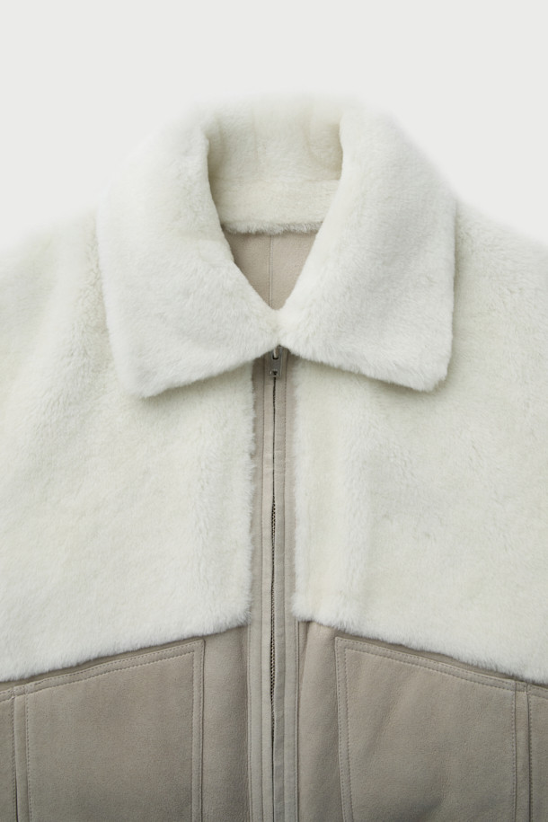 BELLAGIO(벨라지오) 시어링 재킷은 여성용 아우터로, 가을과 겨울에 따뜻하게 착용할 수 있습니다. 아이보리와 베이지 두 가지 색상으로 출시되어 다양한 스타일에 매치하기 좋습니다. 캐주얼, 미니멀, 클래식 스타일을 아우르며 데이트룩, 모임룩 등 TPO에 따라 폭넓게 활용 가능합니다. 천연가죽, 폴리에스터, 면 혼방의 두꺼운 소재와 지퍼형 여밈 방식으로 제작되었으며, 크롭 기장과 긴 소매, 빅 포켓 디자인으로 포인트를 더했습니다.
