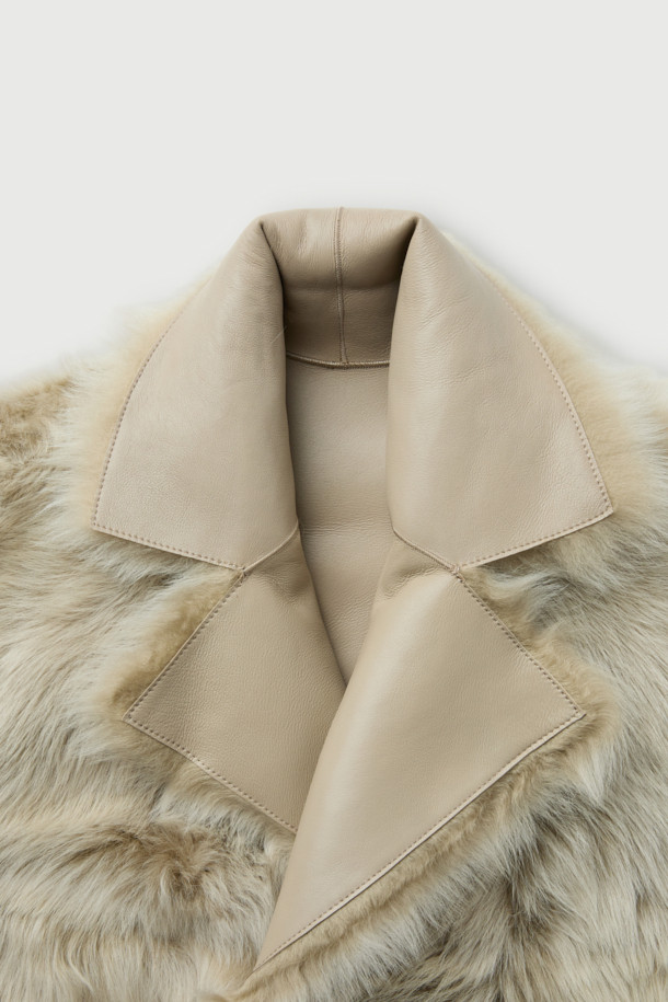 VERNONA(버노나) 리버시블 시어링 재킷은 부드러운 양가죽, 염소가죽, 천연가죽 소재로 제작되어 고급스러운 촉감을 선사합니다. 우아하고 클래식한 스타일을 연출하며, 안감과 겉감을 다르게 사용하여 다양한 분위기를 연출할 수 있는 리버시블 디자인이 특징입니다. 힙 기장의 오버핏으로 편안한 착용감을 제공하며, 반소매와 오픈 카라, 퍼 디테일이 돋보입니다. 데이트룩, 모임룩, 연말 모임룩 등 특별한 날에 시크하고 미니멀한 스타일을 완성해보세요. 베이지 컬러의 무지 디자인은 어떤 스타일에도 쉽게 매치할 수 있어 활용도가 높습니다.
