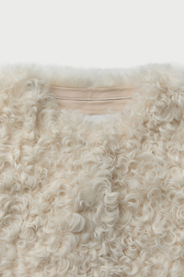 QASSYM(큐아심) 시어링 재킷은 출근룩, 오피스룩, 비즈니스 캐주얼에 어울리는 세련된 디자인의 재킷입니다. 클래식, 미니멀, 시크 스타일을 추구하는 분들께 적합하며, 어떤 옷에도 잘 어울려 폭넓은 활용도를 자랑합니다. 부드러운 시어링 소재가 고급스러운 분위기를 더하며, 편안한 착용감을 선사합니다. 세련된 디자인과 뛰어난 실용성을 갖춘 QASSYM(큐아심) 시어링 재킷으로 당신의 스타일을 완성해보세요. 
