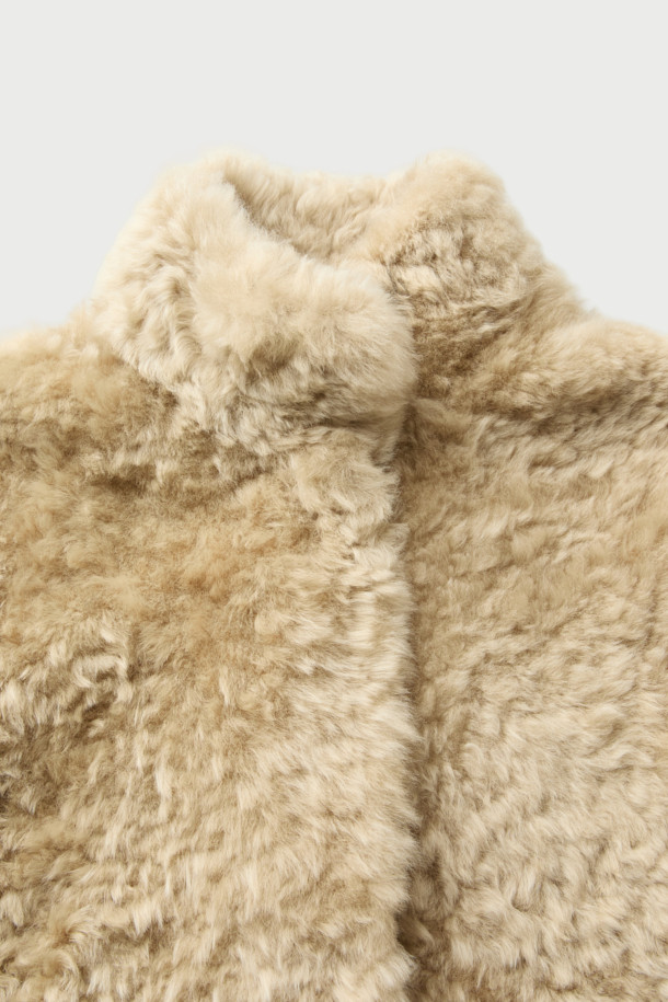 HURON(휴론) 시어링 하이넥 코트는 여성스러운 데이트룩을 완성하는 미니멀하고 시크한 스타일의 아우터입니다. 부드러운 촉감의 천연 양가죽과 레이온 혼방 소재로 제작되었으며, 두꺼운 두께감으로 겨울철에도 따뜻하게 착용할 수 있습니다. 허리 가죽 스트랩과 사이드 포켓, 스탠드 칼라 디테일이 돋보이며, 오버핏 디자인과 히든 클로징으로 세련된 실루엣을 연출합니다. 베이지 컬러의 무지 디자인으로 다양한 룩에 매치하기 용이합니다. 긴 소매 기장의 레귤러 기장 하이넥 코트로, 시크하고 세련된 겨울 스타일을 완성해 보세요.
