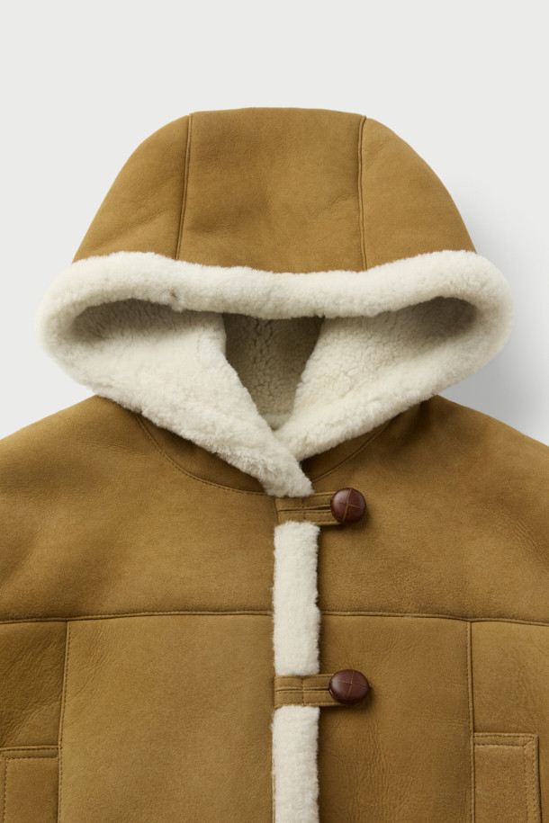 HUESCA(후에스카) 시어링 후드 재킷은 부드러운 스웨이드와 천연 가죽 소재에 시어링 안감으로 포근함을 더한 여성용 아우터입니다. 브라운과 화이트 두 가지 컬러로 출시되었으며, 캐주얼, 클래식, 미니멀 스타일을 모두 아우르는 디자인입니다. 크롭 기장에 레귤러 핏으로 제작되어 다리가 길어 보이는 효과를 주며, 버튼 여밈 방식과 긴 소매, 시어링 디테일 및 사이드 포켓이 특징입니다. 데이트룩과 모임룩에 활용하기 좋으며, 겨울철 따뜻함과 스타일을 동시에 잡을 수 있는 아이템입니다.
