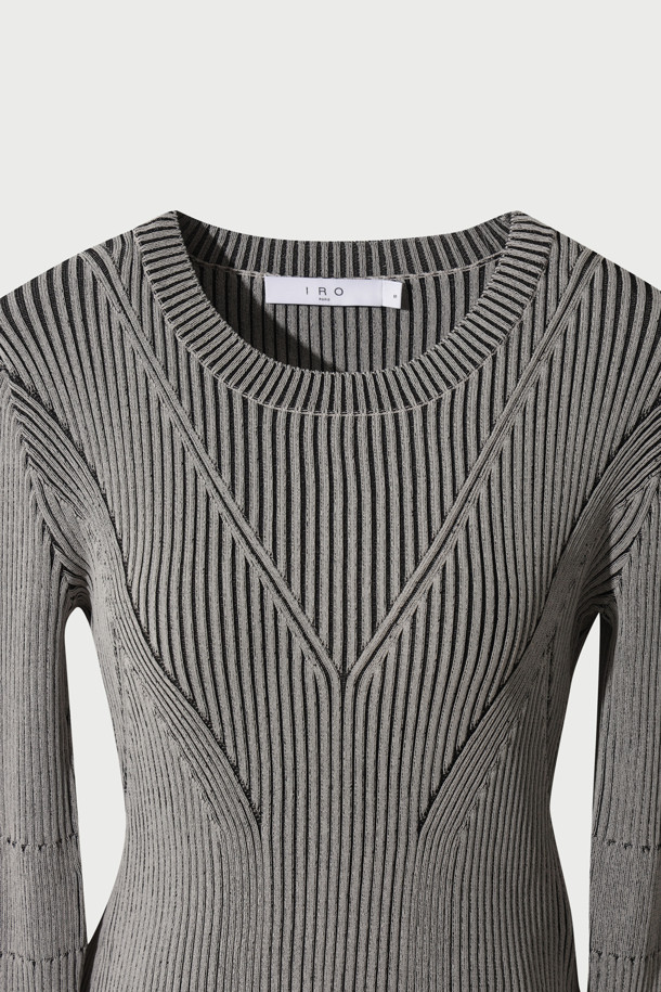 CLEONA(클레오나) 투톤 니트 탑은 가을, 겨울에 어울리는 여성 의류입니다. 슬림핏 라운드넥 디자인으로, 베이직한 스타일을 연출하며 데이트룩, 겨울 데일리룩에 적합합니다. 레이온과 나일론 혼방의 얇은 두께감으로 제작되었으며 투톤 골지 니트 조직과 사선 니트 스티치, 입체적인 디자인이 특징입니다. 미니멀, 클래식, 캐주얼 스타일을 즐겨 입는 분들께 추천합니다. 긴소매 기장의 레귤러 기장 상의입니다.
