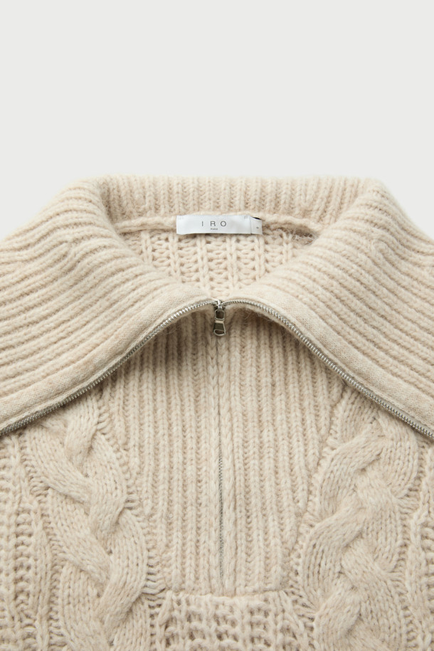 SWANA(스와나) 하프짚 카라 니트 탑은 가을, 겨울 시즌에 어울리는 여성용 니트/스웨터입니다. 베이직하고 캐주얼한 스타일로, 일상과 출근룩, 모임룩까지 폭넓게 활용 가능합니다. 루즈핏의 베이지 컬러, 긴 소매와 두꺼운 두께감으로 포근함을 더하며, 부드러운 촉감이 특징입니다. 케이블 패턴과 하프넥 디자인에 집업 여밈 방식을 더해 실용성을 높였으며, 시보리 소매와 밑단으로 안정적인 핏을 선사합니다. 카울넥 또는 와이드 오픈 칼라 연출이 가능하며, 레이어드 스타일링으로 다양한 분위기를 연출할 수 있습니다.
