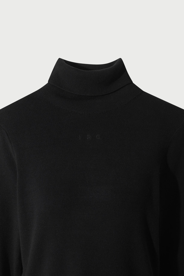 말로나 터틀넥 니트 탑은 여성스러운 실루엣을 연출하는 베이직 스타일의 니트입니다. 부드러운 레이온과 폴리에스터 혼방 소재로 제작되어 편안한 착용감을 선사하며, 얇은 두께감으로 가을, 겨울 시즌에 활용하기 좋습니다. 슬림핏으로 디자인되어 시크하고 미니멀한 스타일을 연출하며, 골지 또는 무지 패턴의 블랙 컬러로 다양한 룩에 매치하기 용이합니다. 특히, IRO 자수 디테일이 돋보이며 오피스룩, 출근룩, 모임룩 등 TPO에 맞춰 클래식하게 연출할 수 있습니다. 긴 소매 기장과 터틀넥 디자인으로 보온성을 높였습니다.
