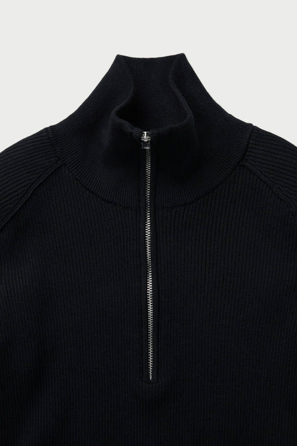 AMBRA(앰브라) 하프 집업 니트 탑은 레이온과 폴리에스터 혼방 소재로 제작되어 부드러운 촉감을 선사합니다. 슬림핏 디자인에 하이넥, 긴 소매, 얇은 두께로 간절기 시즌에 적합하며, 베이직한 스타일을 연출합니다. 숄더 부분의 더블 레이어 패널 디테일이 돋보이며, 하프 집업 방식으로 간편하게 착용할 수 있습니다. 출근룩과 모임룩 모두 활용 가능하며, 미니멀, 클래식, 시크한 스타일을 즐기는 여성분들께 추천합니다. 이너용으로 활용하여 다양한 스타일을 연출해보세요.
