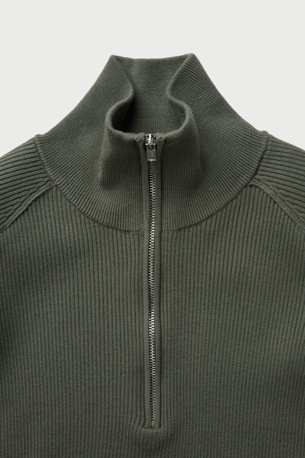 AMBRA(암브라) 하프짚 니트 탑은 여성스러운 실루엣을 연출하는 슬림핏 디자인의 간절기용 니트입니다. 카키와 올리브 두 가지 색상으로 출시되었으며, 부드러운 촉감의 레이온과 폴리에스터 혼방 소재로 제작되었습니다. 하이넥 라인과 하프 집업 여밈 방식으로 세련된 포인트를 더했으며, 숄더 더블 레이어 패널 디테일이 특징입니다. 미니멀하고 베이직한 스타일로, 출근룩은 물론 다양한 일상 코디에 이너로 활용하기 좋습니다. 골지 패턴의 긴소매 디자인으로, 간절기 시즌에 따뜻함과 스타일을 동시에 잡을 수 있습니다.
