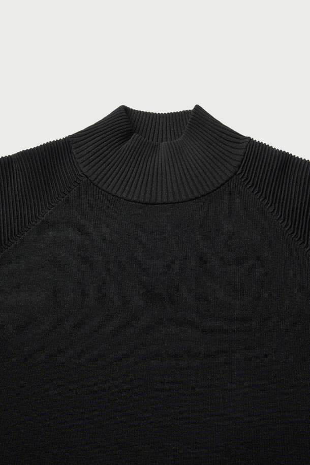 SALVY(살비) 오토만 니트 탑은 미니멀하고 시크한 스타일을 추구하는 여성에게 적합한 제품입니다. 가을과 겨울에 어울리는 블랙 컬러의 하이넥 디자인이며, 세미 오버핏으로 편안한 착용감을 선사합니다. 레이온, 나일론, 금속섬유 혼방 소재로 부드러운 촉감을 느낄 수 있으며, 라글랑 숄더와 메탈릭사가 은은한 포인트를 더합니다. 소매와 밑단 시보리 처리, 입체적인 디자인으로 세련된 룩을 완성하며, 데이트룩, 모임룩, 출근룩 등 다양한 TPO에 활용 가능합니다.
