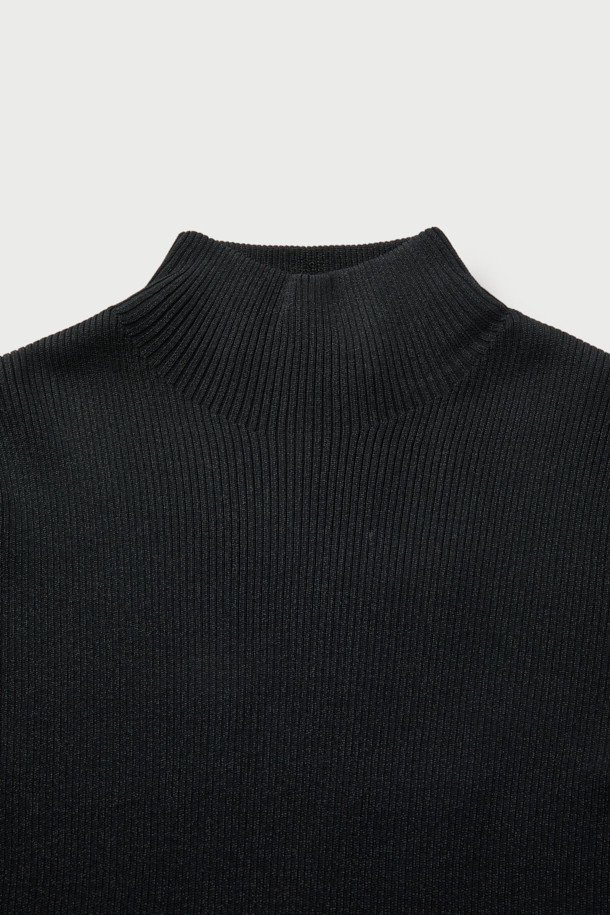 세련된 SHANA(샤나) 슬림 니트 탑을 소개합니다. 부드러운 레이온, 나일론, 금속 섬유 혼방 소재로 제작되어 은은한 광택과 고급스러운 촉감을 선사합니다. 슬림핏 하이넥 디자인에 긴 소매와 골지 패턴이 더해져 미니멀, 클래식, 시크한 스타일을 연출합니다. 얇은 두께감으로 가을, 겨울철 이너웨어로 활용하기 좋으며, 출근룩, 오피스룩, 모임룩 등 다양한 TPO에 매치할 수 있습니다. 메탈릭사가 은은하게 빛나 특별함을 더하는 베이직 아이템입니다.
