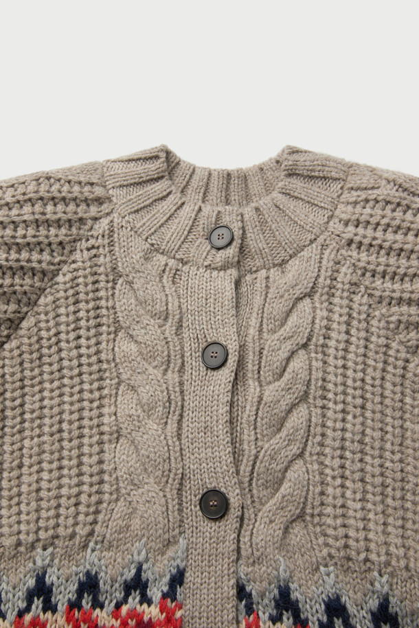 GARIK (가릭) 오버 숄더 노르딕 가디건은 여성스러운 무드를 연출하는 캐주얼 스타일의 니트/스웨터입니다. 모와 알파카 혼방 소재로 제작되어 부드러운 촉감과 따뜻함을 선사하며, 가을, 겨울 시즌에 착용하기 좋습니다. 오버핏 디자인과 크롭 기장으로 트렌디함을 더하고, 라운드넥과 버튼 여밈으로 편안함을 강조했습니다. 베이지, 블랙, 핑크, 블루 4가지 컬러로 출시되어 데이트룩, 모임룩 등 다양한 TPO에 활용 가능하며, 케이블 및 노르딕 패턴, 골지 마감 디테일이 돋보이는 매력적인 아이템입니다.
