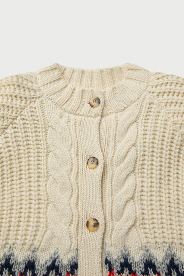 **GARIK(가릭) 오버 숄더 노르딕 가디건**은 여성의 캐주얼 스타일을 위한 니트/스웨터입니다. 아이보리, 네이비, 코랄 세 가지 색상으로 출시되었으며, 가을과 겨울에 따뜻하게 착용할 수 있습니다. 모와 알파카 혼방 소재로 제작되어 부드러운 촉감과 뛰어난 보온성을 제공하며, 오버핏 라운드넥 디자인으로 편안한 착용감을 선사합니다. 노르딕과 케이블 패턴이 돋보이며, 긴 소매와 버튼 여밈, 골지 마감 디테일로 완성도를 높였습니다.
