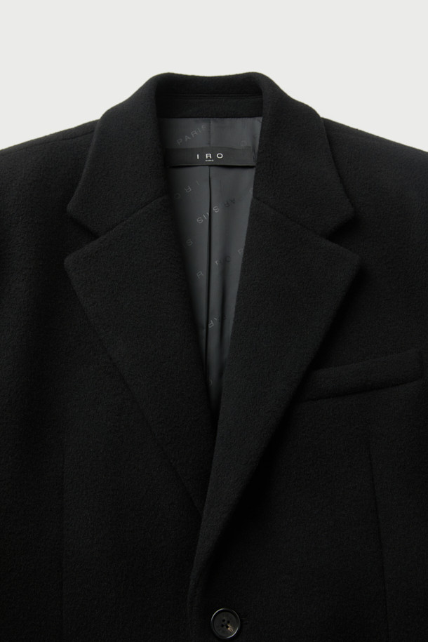 Vigore(비고레) 캐시미어 블렌드 대디핏 싱글 맥시코트는 고급스러운 스타일을 연출하는 남성용 코트입니다. 하이그레이드 울과 캐시미어 혼방 소재로 제작되어 부드러운 촉감과 뛰어난 보온성을 제공합니다. 맥시 기장의 오버핏 디자인에 싱글 버튼 여밈 방식으로 클래식하면서도 모던한 분위기를 자아냅니다. 어깨를 강조하는 실루엣과 V존 디자인이 특징이며, 출근룩, 오피스룩, 모임룩 등 다양한 TPO에 활용 가능합니다. 블랙 컬러의 무지 디자인으로 미니멀하고 시크한 스타일을 완성해보세요.
