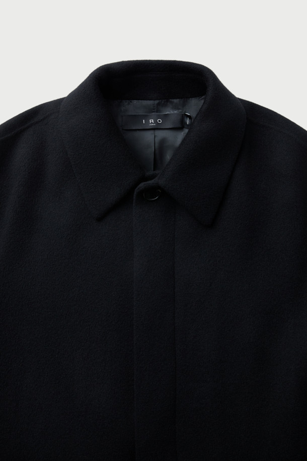 푀트레 캐시미어 블렌드 핸드메이드 발마칸 롱코트는 가을과 겨울, 당신의 클래식하고 미니멀한 스타일을 완성해 줄 아우터입니다. 모, 캐시미어, 알파카 혼방의 고급스러운 소재로 제작되어 부드러운 촉감과 뛰어난 보온성을 제공합니다. 무릎을 덮는 롱 기장과 세미 오버핏으로 편안하면서도 시크한 실루엣을 연출하며, 헤링본 패턴이 은은한 포인트를 더합니다. 출근룩, 오피스룩, 모임룩 등 다양한 시간과 장소와 경우에 활용 가능하며 천연 가죽(양) 배색 디테일이 고급스러움을 더합니다. 블랙 컬러의 발마칸 코트로 당신의 겨울 스타일을 더욱 세련되게 연출해 보세요.