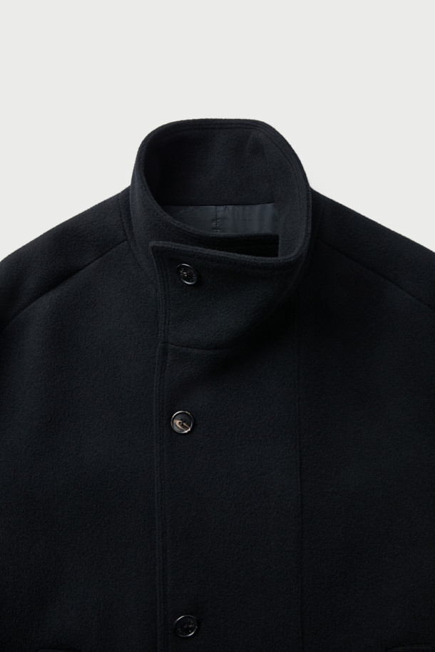 OWEN(오웬) 캐시미어 블랜드 더블 숏 랩코트는 가을, 겨울 시즌을 위한 아우터입니다. 블랙 컬러의 미니멀하고 클래식한 스타일로, 오피스룩, 출근룩, 모임룩에 적합합니다. 모(wool)와 캐시미어 혼방 소재로 제작되어 부드러운 촉감과 두꺼운 두께감을 자랑하며, 하이넥 디자인과 랩코트 스타일이 특징입니다. 숏 기장의 오버핏으로, 더블 버튼 여밈 방식과 긴 소매가 시크한 매력을 더합니다. 안감은 폴리에스터로 마감되었습니다.
