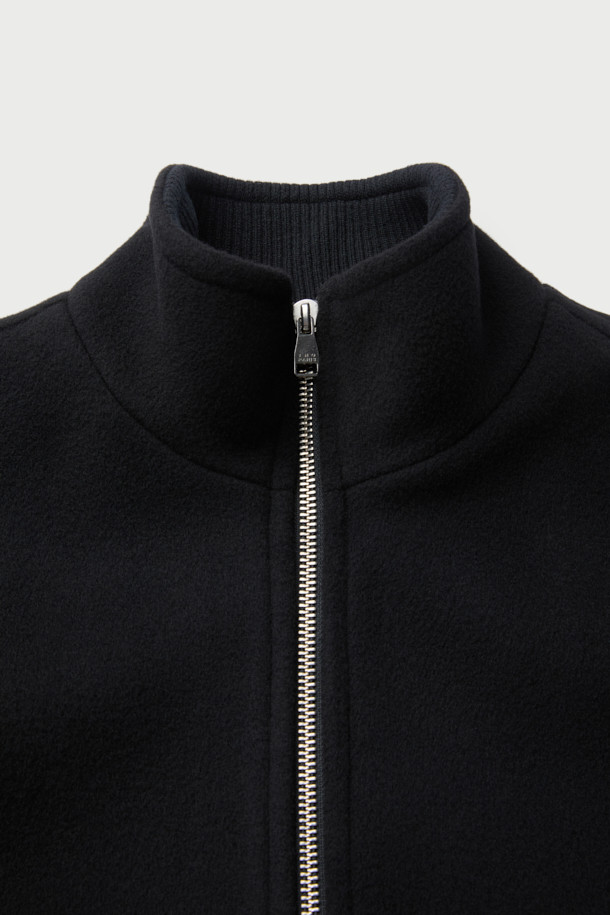 Loft (로프트) 캐시미어 블렌드 집업 하이넥 숏코트는 가을, 겨울철 당신의 스타일을 책임질 미니멀한 무드의 아우터입니다. 모, 캐시미어, 나일론, 폴리에스터, 폴리우레탄 혼방 소재로 제작되어 부드러운 촉감과 보온성을 선사합니다. 하이넥 디자인과 메탈 지퍼, 넥 시보리 배색, 하단 스트링 조절 기능으로 시크하면서도 세련된 분위기를 연출합니다. 오버핏으로 편안하게 착용 가능하며, 출근룩은 물론 다양한 일상 스타일에도 활용하기 좋습니다. 블랙 컬러의 무지 디자인으로 어떤 옷에도 쉽게 매치할 수 있어 활용도가 높습니다.
