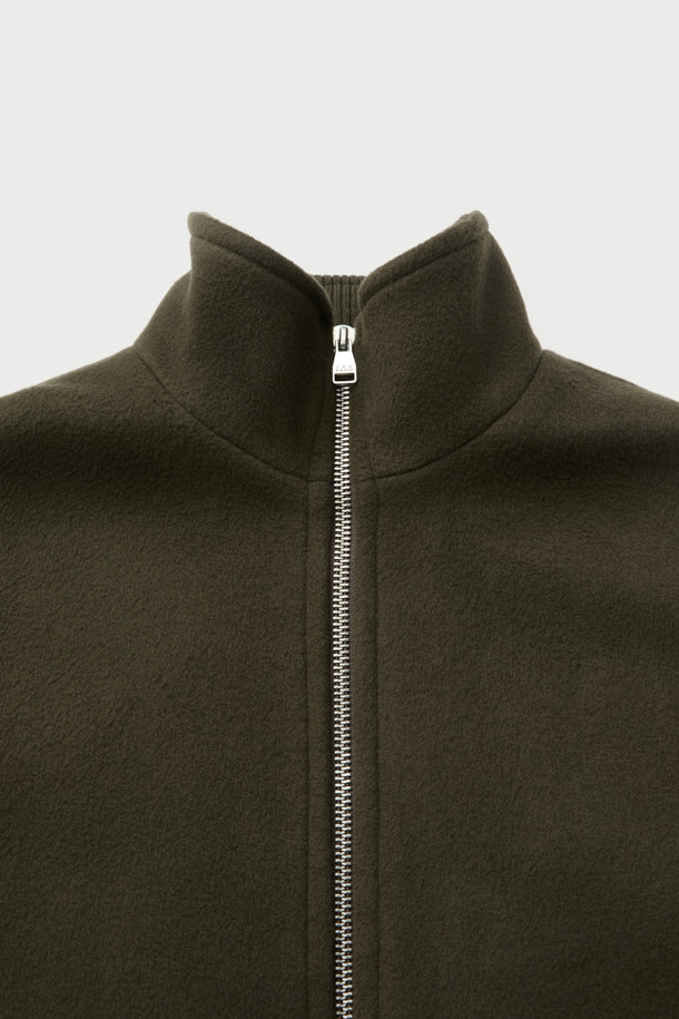 Loft(로프트) 캐시미어 블렌드 집업 하이넥 숏코트는 미니멀한 스타일의 여성용 숏코트입니다. 카키 컬러의 무지 디자인으로, 가을과 겨울에 따뜻하게 입을 수 있습니다. 모, 캐시미어, 나일론, 폴리에스터, 폴리우레탄 혼방 소재로 제작되었으며, 하이넥 디자인과 메탈 지퍼, 넥 시보리 배색, 하단 스트링 조절 기능이 특징입니다. 오버핏으로 편안하게 착용 가능하며, 출근룩으로 활용하기 좋습니다. 긴 소매 기장의 집업 방식의 코트입니다.
