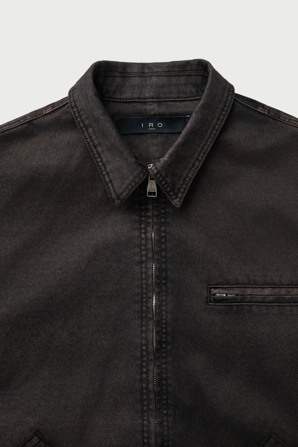 Asphalre(아스팔레) 데님 집업 블루종은 가을, 겨울 시즌 캐주얼한 스타일을 연출하기에 적합한 데님 블루종입니다. 액션플리츠와 밑단 스트랩 디테일이 돋보이며, 워싱 처리된 블루 컬러의 무지 디자인으로 미니멀하고 시티보이 무드를 더합니다. 오버핏으로 편안한 착용감을 선사하며, 데님과 면 혼방 소재로 제작되어 활동성을 높였습니다. 가을 나들이룩 또는 겨울 데일리룩에 활용하여 스타일리시한 룩을 완성해보세요. 긴 소매와 집업 여밈 방식으로 실용성을 더했습니다.
