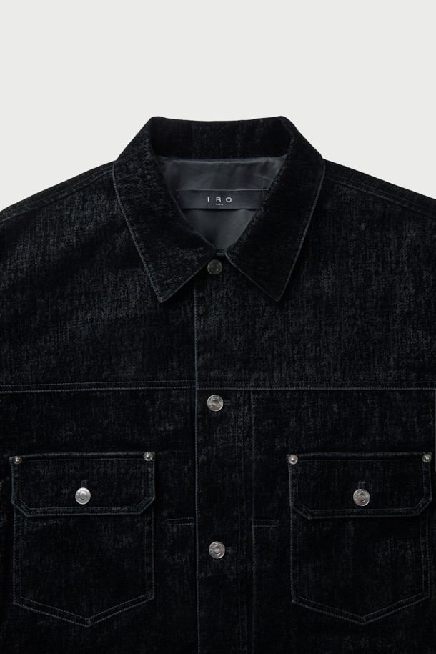 Lucide(루시드) 벨벳 트러커는 캐주얼, 미니멀, 클래식 스타일을 아우르는 세련된 아우터입니다. 부드러운 벨벳 데님 소재와 면 혼방으로 제작되어 봄, 가을에 적합하며, 세미 오버핏 크롭 기장으로 트렌디한 핏을 연출합니다. 블랙 컬러의 무지 디자인에 메탈 부자재와 IRO 시그니처 부자재 포인트가 돋보이며, 긴 소매와 버튼 여밈 방식이 특징입니다. 안감은 폴리에스터로 마감되어 편안한 착용감을 선사합니다.
