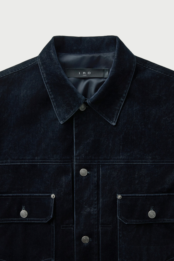 Lucide(루시드) 벨벳 트러커는 캐주얼, 미니멀, 클래식 스타일을 아우르는 네이비 컬러의 트러커 자켓입니다. 면과 벨벳 데님 혼방의 부드러운 촉감이 특징이며, 가을과 겨울에 착용하기 좋습니다. 세미 오버핏으로 편안한 착용감을 선사하며, 버튼 여밈 방식과 긴 소매 기장, 크롭 기장으로 디자인되었습니다. 출근룩과 모임룩에 모두 활용 가능하며, 메탈 및 IRO 시그니처 부자재, 폴리에스터 안감 마감으로 고급스러움을 더했습니다.
