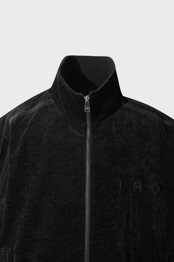 플루이드 트랙 수트는 남녀 공용으로, 스포티하면서도 시크한 스타일을 연출합니다. 블랙 컬러의 무지 디자인으로 다양한 룩에 매치하기 용이하며, 봄, 가을 시즌에 적합합니다. 벨벳 터치 져지 소재로 부드러운 촉감을 선사하며, 오버핏과 얇은 두께로 편안한 착용감을 제공합니다. 집업 스타일의 레귤러 기장 상의에 톤온톤 매칭 테이프 디테일이 돋보이며, 긴 소매로 활동성을 더했습니다.  일상생활뿐만 아니라 스포츠 활동 시에도 폭넓게 활용할 수 있습니다.
