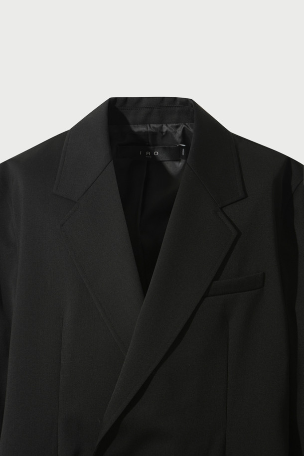 Pointe(퐁테) 오버핏 셋업 원버튼 재킷은 캐주얼, 미니멀, 클래식 스타일을 아우르는 블랙 컬러의 아우터입니다. 폴리에스터와 모 혼방 소재로 제작되어 볼륨감 있는 촉감을 선사하며, IRO(이로) 시그니처 메탈 장식이 포인트로 더해졌습니다. 싱글 버튼 여밈 방식과 오버핏 디자인으로 편안하면서도 세련된 룩을 연출합니다. 안감은 폴리에스터를 사용하여 착용감을 높였습니다. 일상에서 폭넓게 활용하기 좋은 자켓입니다.
