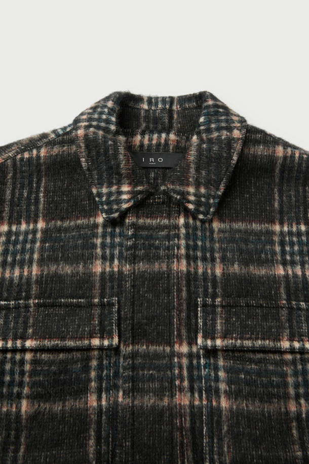 라뷰르 울 체크 빅포켓 블루종은 가을과 겨울, 일상과 출퇴근룩, 모임룩에 모두 어울리는 캐주얼, 클래식, 미니멀 스타일의 아우터입니다. 모, 아크릴, 폴리에스터, 나일론, 레이온, 면 등 다양한 소재가 혼방되어 두꺼운 두께감을 자랑하며, 헤링본을 포함한 체크 패턴으로 세련된 분위기를 더합니다. 오버핏으로 편안한 착용감을 선사하며, 긴 소매와 넉넉한 빅포켓, 액션플리츠, 밑단 스트링 디테일로 실용성을 높였습니다. 안감이 있어 보온성을 더했으며, 다양한 스타일 연출에 활용 가능한 아이템입니다.
