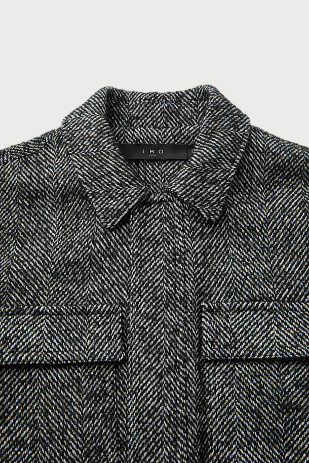 라뷰르 헤링본 빅포켓 블루종은 가을과 겨울, 일상과 출근룩, 모임룩에 모두 어울리는 캐주얼, 클래식, 미니멀 스타일의 아우터입니다. 헤링본 패턴의 고급스러운 디자인에 모, 아크릴, 폴리에스터, 나일론, 레이온, 면 등 다양한 소재를 혼방하여 제작되었습니다. 오버핏으로 편안한 착용감을 선사하며, 빅포켓, 가슴 입체 포켓, 액션플리츠, 밑단 스트링, 안감 처리 등 디테일한 디자인으로 완성도를 높였습니다. 긴 소매 기장으로 보온성을 더했으며, 다양한 룩에 활용하기 좋은 아이템입니다.
