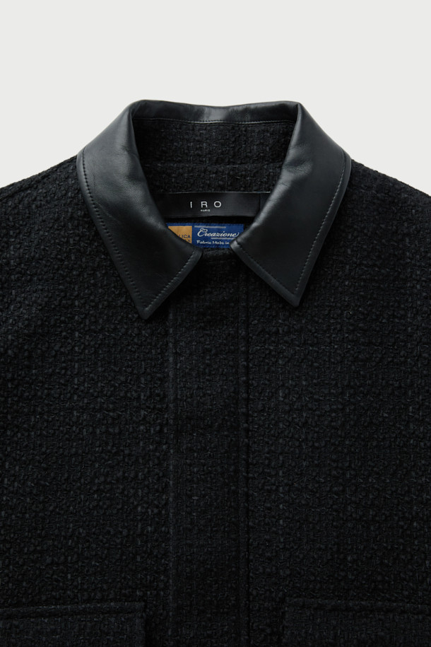 Mysrere(미스리르) 트위드 카라 재킷은 가을과 겨울, 오피스룩과 모임룩에 어울리는 세련되고 고급스러운 아우터입니다. 트위드 배색 패턴에 가죽 카라 디테일, 그리고 빅 포켓 디자인이 특징인 세미 오버핏 블루종 스타일의 재킷입니다. 모, 폴리에스터, 천연가죽 소재로 제작되어 따뜻함과 스타일을 동시에 잡았습니다. 긴 소매 기장으로 클래식, 미니멀, 시크 스타일을 연출하기 좋습니다.
