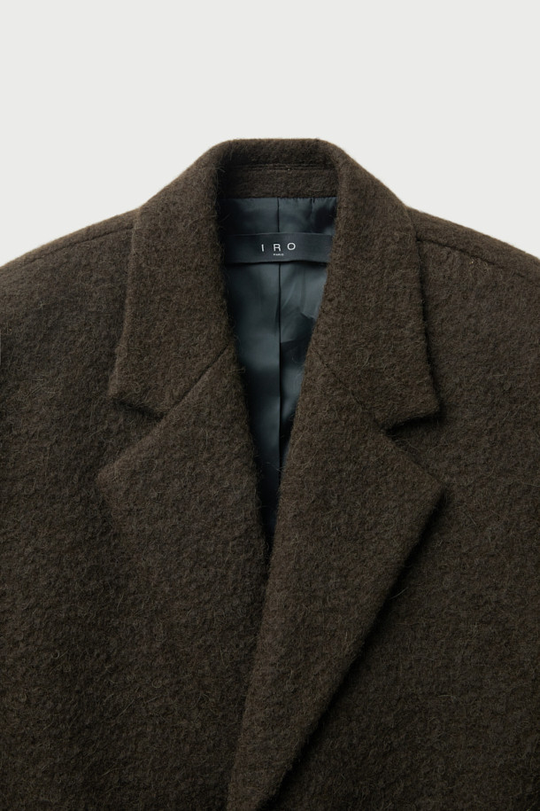 미스트랄 헤어리 울 투 버튼 재킷은 가을과 겨울, 클래식한 스타일을 위한 남성용 아우터입니다. 브라운 컬러의 세미 오버핏으로, 스트라이프 패턴이 돋보입니다. 울, 폴리에스터, 나일론 혼방의 두꺼운 소재로 제작되어 따뜻하고 포근한 착용감을 선사합니다. 오피스룩, 비즈니스 캐주얼, 모임룩 등 다양한 TPO에 활용 가능한 싱글 코트 타입의 투 버튼 재킷입니다. 클래식하고 미니멀한 디자인으로, 센터 벤트 디테일과 폴리에스터 안감이 특징입니다.
