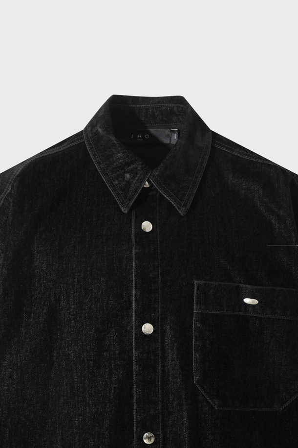 "Lustre(러스트레)" 벨벳 셔켓은 가을, 겨울 시즌에 어울리는 캐주얼 스타일의 여성 아우터입니다. 부드러운 촉감의 면, 레이온 혼방 벨벳 데님 소재로 제작되었으며, 워싱 가공을 통해 빈티지한 멋을 더했습니다. 크롭 기장에 오버핏으로 트렌디한 핏을 연출하며, 블랙 컬러의 무지 디자인으로 어떤 스타일에도 쉽게 매치할 수 있습니다. 사이드 스냅 디테일과 긴 소매가 특징이며, 스냅 버튼 여밈 방식으로 편안하게 착용 가능합니다. 일상에서 편안하고 세련된 스타일을 완성해보세요.
