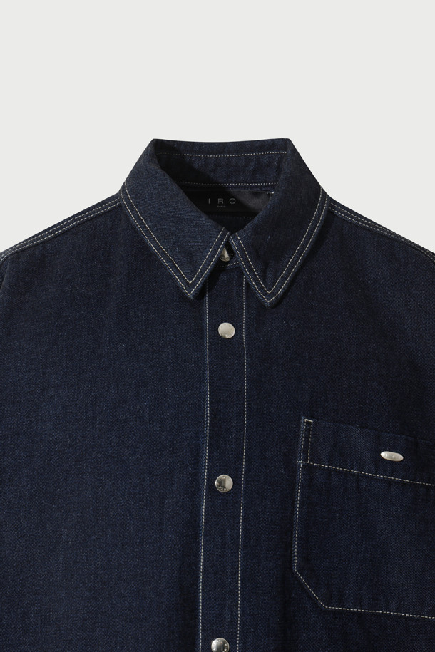 Lustre(러스터) 벨벳 셔켓은 가을과 겨울, 캐주얼 스타일을 위한 오버핏 셔켓입니다. 네이비 컬러의 무지 디자인으로, 면과 레이온 혼방의 부드러운 벨벳 데님 소재가 특징입니다. 워싱 가공을 통해 빈티지한 멋을 더했으며, 크롭 기장과 긴소매로 트렌디한 핏을 연출합니다. 사이드 스냅 디테일로 포인트를 주어, 편안하면서도 스타일리시하게 착용할 수 있습니다.
