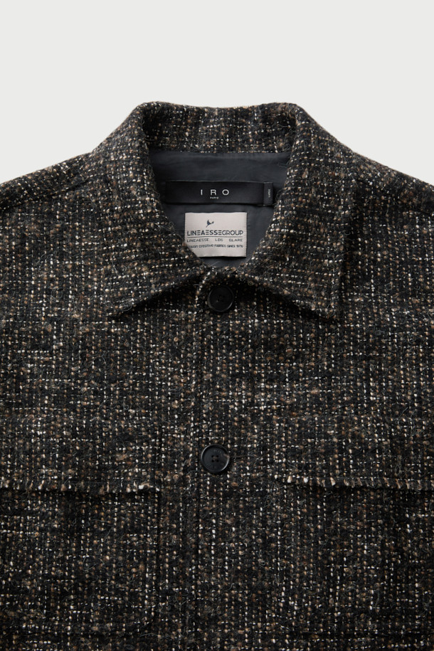 Trame(트라메) 트위드 셔켓은 여성 고객을 위한 아우터입니다. 블랙과 그레이 두 가지 색상으로 출시되었으며, 가을과 겨울에 착용하기 좋은 두껍고 따뜻한 소재로 제작되었습니다. 클래식, 미니멀, 시크 스타일을 연출하기 좋고, 오피스룩, 모임룩, 겨울 데일리룩 등 다양한 TPO에 활용할 수 있습니다. 오버핏 디자인에 긴 소매, 버튼 여밈 방식, 사이드 포켓 디테일을 더해 실용성을 높였습니다. 아크릴, 모, 폴리에스터, 면, 레이온, 나일론 등 다양한 소재를 혼방하여 트위드 특유의 고급스러운 무드를 자아냅니다.
