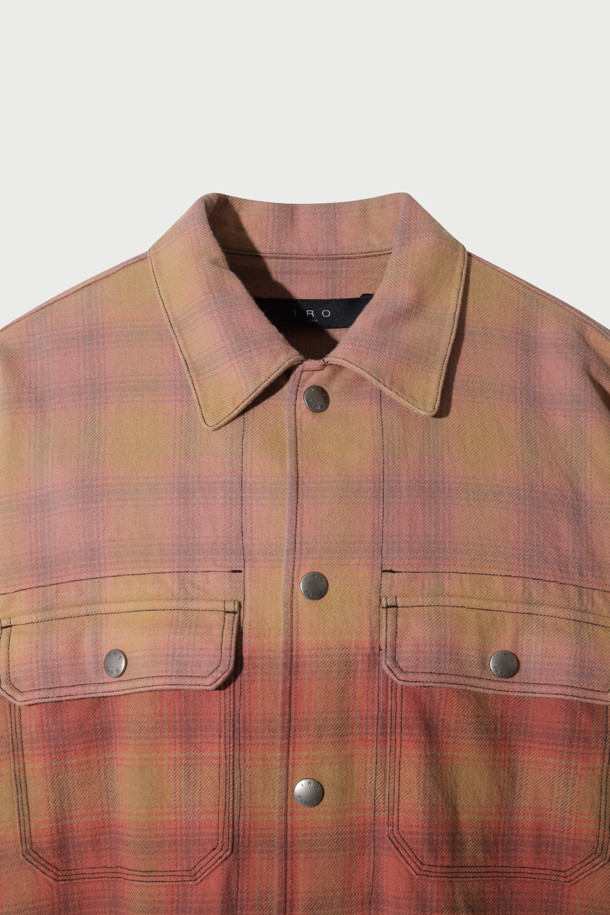 Ecaille(에까이) 페이딩 체크 셔츠는 가을, 겨울 시즌 캐주얼 스타일을 위한 남성 의류입니다. 브라운과 블랙 컬러의 옴브레 체크 패턴이 특징이며, 일본 WATANABEYA(와타나베야)사 소재를 사용하여 두께감 있는 면 소재로 제작되었습니다. 오버핏 디자인에 긴소매 기장으로 편안한 착용감을 제공하며, 하단 다잉 디테일과 상단 페이딩 디테일이 빈티지한 무드를 더합니다. 스냅 버튼 여밈 방식과 사이드 포켓 디테일로 실용성을 높여 캠핑룩, 캐주얼, 클래식, 미니멀 스타일 모두 소화 가능합니다.
