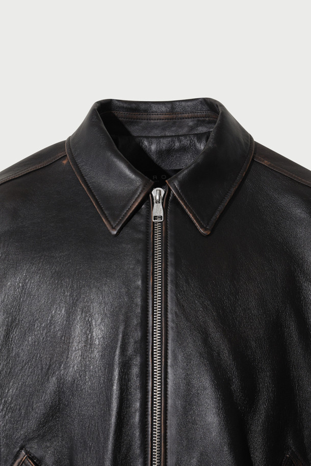 Sillage(실라지) 가죽 페이딩 카라 블루종은 양가죽, 폴리에스터, 레이온 혼방 소재로 제작되어 부드러운 촉감을 선사합니다. 블랙 컬러의 무지 디자인에 액션플리츠 디테일과 봉제라인 페이딩 가공을 더해 빈티지한 무드를 연출합니다. 크롭 기장의 오버핏으로 트렌디함을 강조하며, 카라 디자인과 집업 여밈 방식으로 편안하게 착용할 수 있습니다. 봄, 가을 시즌에 데이트룩, 모임룩, 출근룩 등 다양한 TPO에 클래식, 미니멀, 시크 스타일로 활용하기 좋습니다. 긴 소매 기장과 안감으로 보온성을 더했습니다.
