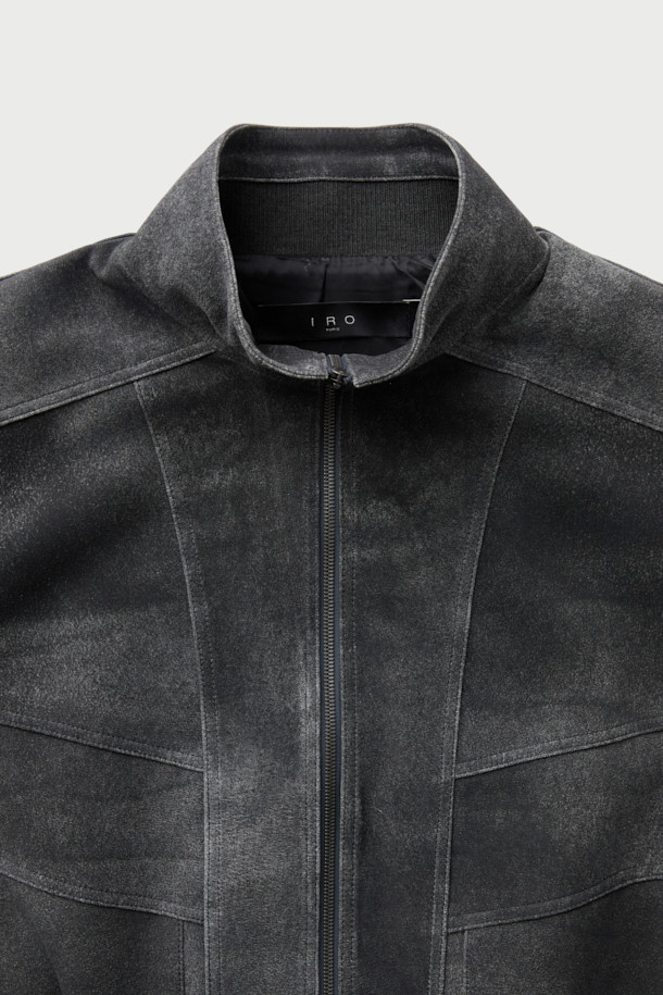 Fissure(피셔) 이펙트 가죽 하이넥 블루종은 세미 오버핏으로, 모던하고 시크한 스타일을 연출합니다. 양가죽과 스웨이드 소재를 사용하여 부드러운 촉감과 고급스러운 분위기를 선사하며, 하이넥 디자인과 절개 라인, 포켓 디테일이 특징입니다. 가을과 겨울에 따뜻하게 착용할 수 있으며, 데이트룩, 모임룩, 출근룩 등 다양한 TPO에 활용 가능합니다. 무지 디자인과 긴 소매 기장으로 클래식하면서도 미니멀한 매력을 더합니다. 안감은 폴리에스터와 레이온 혼방으로 제작되었습니다.
