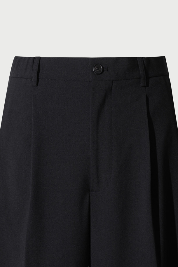 Portique(포티크) 와이드 투턱 밴딩 슬랙스는 남녀 모두 착용 가능한 사계절용 슬랙스입니다. 모, 폴리에스터, 폴리우레탄 혼방 소재로 제작되어 부드러운 촉감과 편안한 착용감을 제공합니다. 와이드핏과 투턱 디자인으로 클래식하고 시크한 스타일을 연출하며, 밴딩 허리 디테일로 활동성을 높였습니다. 오피스룩, 비즈니스 캐주얼, 출근룩 등 다양한 TPO에 활용하기 좋으며, 워셔블 기능으로 관리가 용이합니다.
