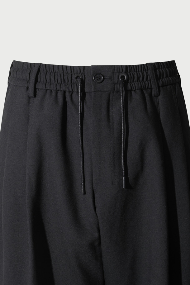 Fuseau(퓨조) 울 혼방 캐롯핏 팬딩 슬랙스는 가을과 겨울, 오피스룩, 비즈니스 캐주얼, 출근룩에 적합한 클래식 스타일의 슬랙스입니다. 블랙 컬러의 무지 디자인으로, 폴리에스터, 모, 레이온, 폴리우레탄 혼방 소재로 제작되어 두꺼운 두께감을 자랑합니다. 슬림핏 캐롯핏으로 다리 라인을 잡아주며, 전면 2턱 디테일과 허벅지 사이드 포켓으로 실용성을 더했습니다. 하프 밴딩 처리로 편안한 착용감을 선사하며, 발목 라인 기장으로 세련된 핏을 연출합니다.
