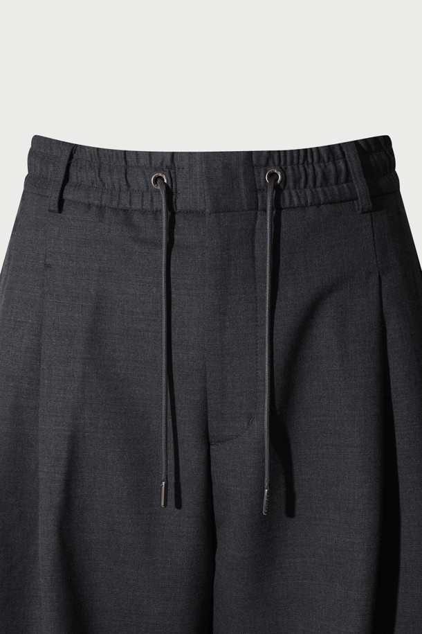 레제 울 혼방 벌룬핏 팬딩 슬랙스는 가을, 겨울 시즌에 어울리는 클래식 스타일의 슬랙스입니다. 폴리에스터, 모, 레이온, 폴리우레탄 혼방 소재로 제작되어 편안한 착용감과 고급스러운 핏을 선사합니다. 벌룬핏 디자인과 하프 밴딩으로 활동성을 높였으며, 전면 2턱과 후면 사이드 턱 디테일이 특징입니다. 출근룩, 비즈니스 캐주얼, 모임룩 등 다양한 때와 장소와 목적에 활용 가능하며, 미니멀한 스타일 연출에도 용이합니다. 스트레치 소재로 제작되어 편안함까지 더했습니다.