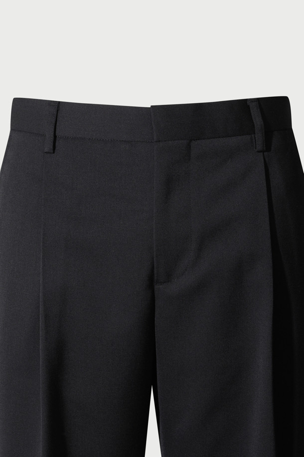 **드로이드 울 혼방 스트레이트핏 슬랙스**는 남성용 슬랙스로, 일상, 포멀, 캐주얼 등 다양한 용도로 활용 가능합니다. 블랙 컬러에 무지 패턴으로, 클래식하고 베이직한 스타일을 연출합니다. 폴리에스터와 울 혼방 소재로 제작되어 부드러운 촉감을 선사하며, 사계절 내내 착용하기 좋습니다. 핏은 스트레이트핏이며, 원턱 디자인과 셋업이 가능하다는 특징이 있습니다. 오피스룩, 비즈니스 캐주얼 및 출근룩에 적합하며, 미니멀하고 캐주얼한 스타일을 선호하는 남성에게 추천합니다.
