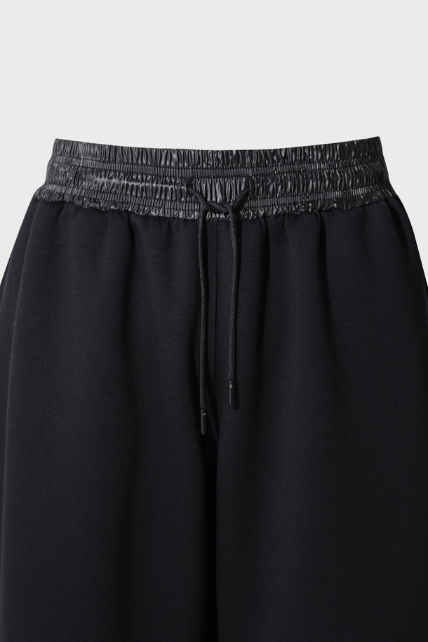 세인트 밴딩 배색 와이드 조거 팬츠는 편안함과 스타일을 모두 갖춘 남성용 바지입니다. 폴리에스터, 레이온, 폴리우레탄 혼방 소재로 제작되어 부드러운 촉감과 편안한 착용감을 제공합니다. 배색 디자인과 로고 패턴으로 포인트를 더했으며, 와이드 핏과 조거 핏의 조화로 트렌디한 스타일을 연출합니다. 허리 밴딩과 밑단 스트링, 포켓 디테일로 활동성을 높였으며, 집콕룩, 산책룩, 캐주얼, 미니멀, 스포티 스타일을 즐기는 분들께 추천합니다. 일상생활에서 편안하고 스타일리시하게 착용할 수 있는 실용적인 아이템입니다.
