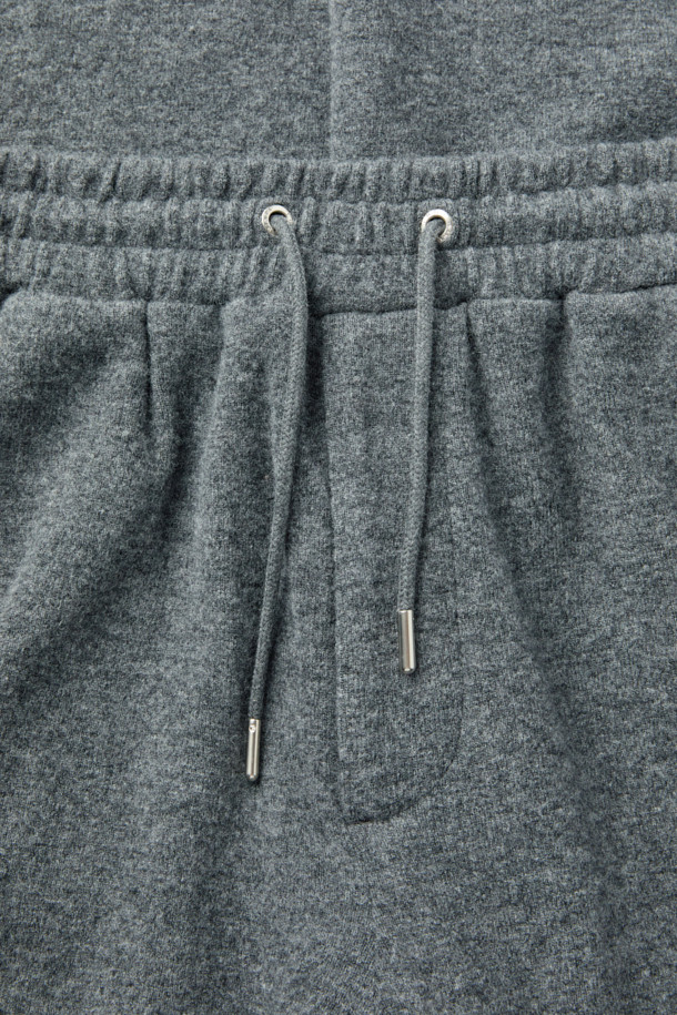 Souple(수플) 울져지 밴딩 팬츠는 가을, 겨울 시즌에 어울리는 베이직 스타일의 밴딩 팬츠입니다. 그레이 컬러의 무지 디자인으로, 울, 면, 나일론 혼방의 져지 소재를 사용하여 편안한 착용감을 선사합니다. 허리 스트링으로 사이즈 조절이 가능하며, 와이드 및 스트레이트 핏으로 제작되어 다리가 길어 보이는 효과를 줍니다. 출근룩이나 비즈니스 캐주얼, 클래식, 미니멀, 캐주얼 등 다양한 스타일 연출이 가능하며, 보온성을 갖춰 겨울철에도 따뜻하게 입을 수 있습니다. 셋업으로도 활용 가능하여 활용도가 높습니다.
